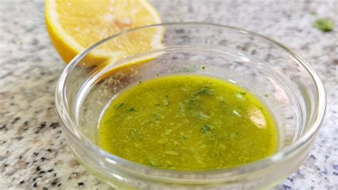 Fotografía de un tarro de vidrio con Salsa Verde Toscana vibrante y fresca