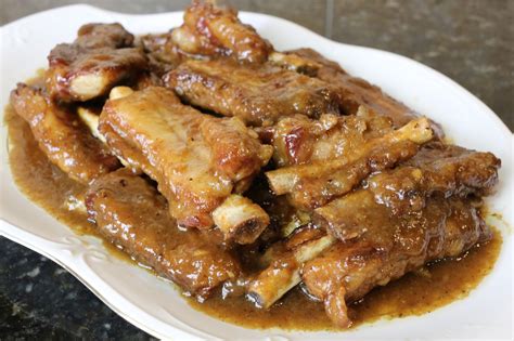 salsa de glaseado para costillas en una sartén