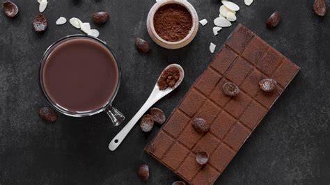 Diferentes tipos de chocolate esparcidos por una mesa