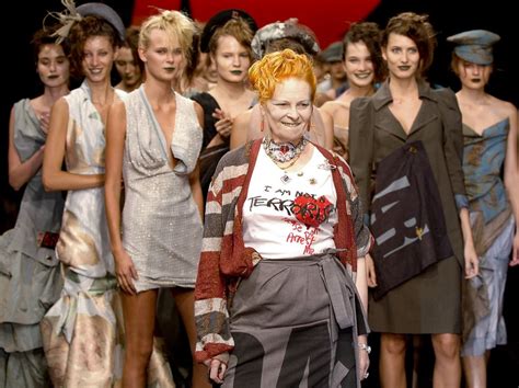 Imagen de Vivienne Westwood en un desfile o evento, con prendas de tartán de estilo punk