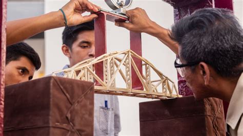 Foto de los equipos ganadores del concurso de puentes de espagueti
