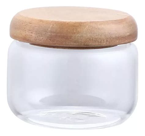 Detalle de los ingredientes naturales y el envase de vidrio con tapa de madera de oregón de las mostazas Nobleza Artesanal.