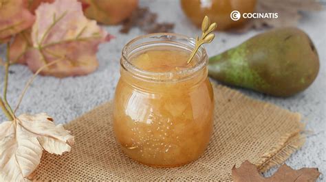 Primer plano de la mermelada de manzana y pera agridulce, destacando su textura y los trozos de fruta.