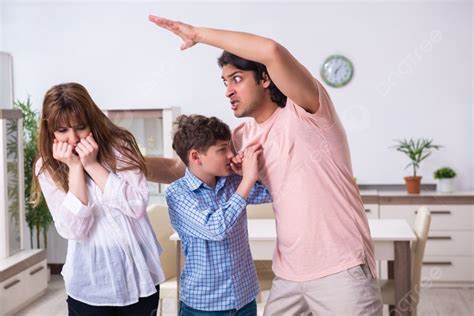Familia en conflicto debido al abuso de alcohol