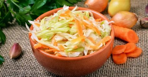 Foto de una ensalada agridulce de repollo y zanahoria lista para servir