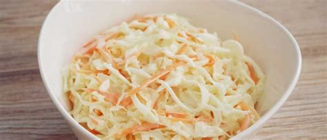 Ingredientes frescos para la ensalada: repollo, zanahoria, mayonesa y vinagre