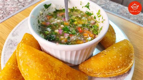 Empanadas colombianas con ají y limón