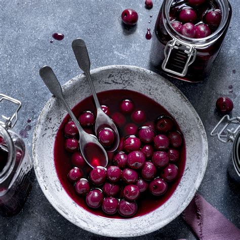 Tarros de cristal llenos de cerezas al marrasquino caseras