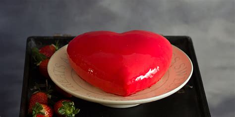 Tarta de fresas cubierta con glaseado espejo brillante
