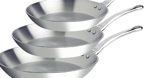 comparativa visual entre sartenes de aluminio fundido, acero inoxidable y una sartén doble acoplada