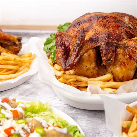Primer plano de pollo rostizado con piel crujiente y dorado
