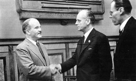 Foto histórica de la firma del Pacto Molotov-Ribbentrop con Molotov, Ribbentrop y Stalin