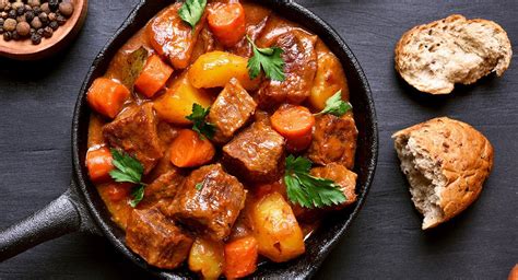 Plato de goulash de carne humeante con guarnición