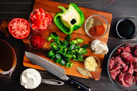 Ingredientes frescos para goulash en una tabla de cortar