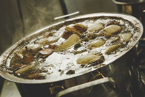Carne sellándose en una olla