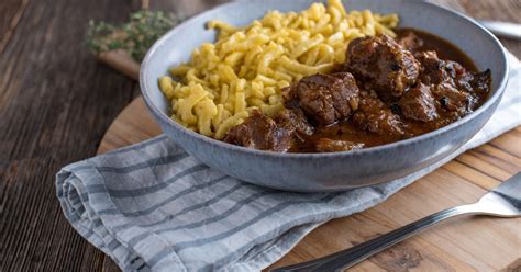 Goulash servido con Spätzle en un tazón