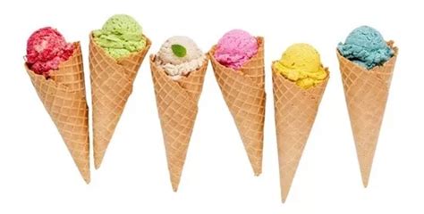 Fotografía gastronómica de helado artesanal servido en barquillo