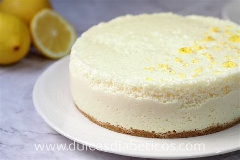 Tarta de limón sin azúcar terminada, decorada con menta