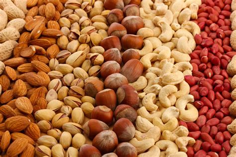 Variedad de frutos secos como almendras, nueces y avellanas