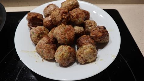 Imagen de albóndigas doradas listas para ser añadidas a la salsa