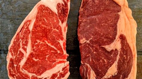 Comparativa visual entre un corte de carne de feedlot (más pálido, grasa blanca) y carne de pastura (más oscuro)