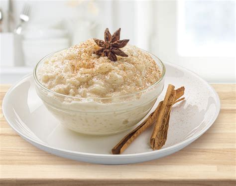 Un bol de arroz con leche cremoso, decorado con canela.