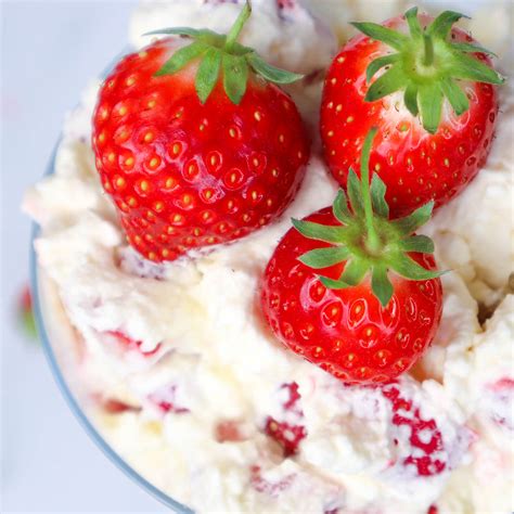 Un bol con Eton Mess, mostrando capas de fresas, merengue y nata.
