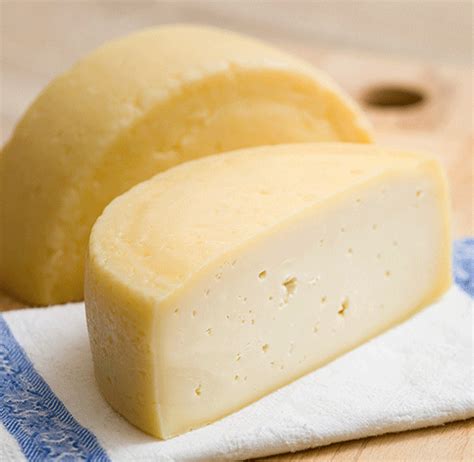 Fotografía de una pieza de queso Chanco artesanal con su característica textura semiblanda y color blanco amarillento.