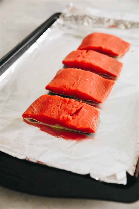 Filetes de salmón secos sobre papel de cocina, listos para sazonar.