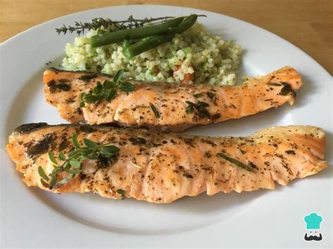 Filetes de salmón dorados en el horno, con la costra crujiente.