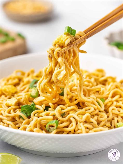 infografía comparativa de platos internacionales: Ramen, Pad Thai, Bento y Sopa de Cebolla