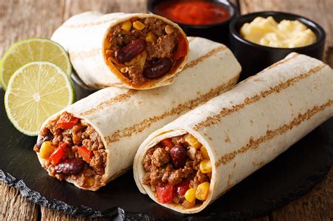 Infografía mostrando los ingredientes básicos de un burrito mexicano tradicional sobre una mesa de madera
