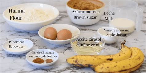 Ingredientes para la torta de banana: huevos, leche condensada, aceite vegetal, bananos maduros, harina de avena, polvo para hornear, canela, crema de leche, esencia de vainilla y cúrcuma.