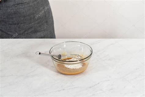Mezcla de ingredientes para la torta de banana en un tazón.