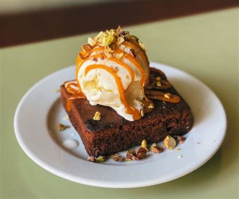 Torta de banana terminada, servida con una bocha de helado.