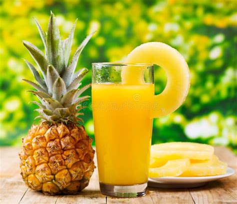 Imagen de un refrescante jugo de piña con burbujas de soda, decorado con rodajas de fruta fresca y hielo