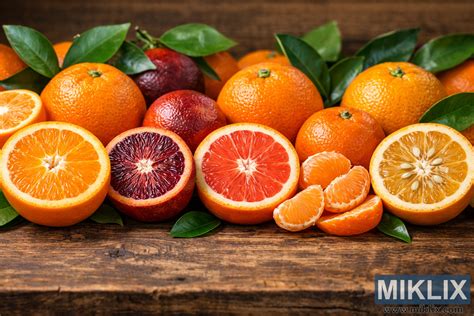 variedades de naranjas en una cesta