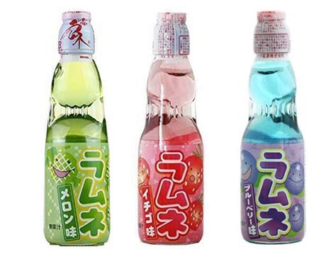 Fotografía detallada de una botella de Ramune mostrando la canica en el cuello y el diseño característico de vidrio.
