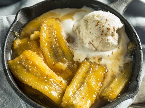 Plátanos cocinándose en sartén con mantequilla y canela