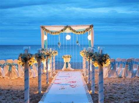 Pastel de boda en la playa, con colores celeste y beige