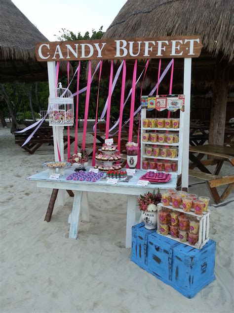 Mesa de postres tropicales para boda en la playa