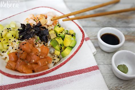 Primer plano de un bol con arroz de sushi perfectamente aliñado.
