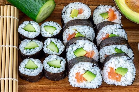 Variedad de ingredientes frescos para el relleno de sushi: atún, salmón, aguacate, gambas.