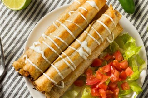 Flautas de carne mechada terminadas con salsa verde y marinara