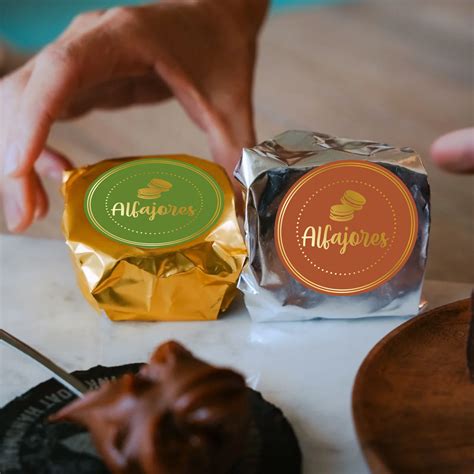Ilustración conceptual que combina una bandeja de alfajores artesanales con un símbolo abstracto de alegría y risas