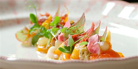 Plato de alta cocina con setas variadas