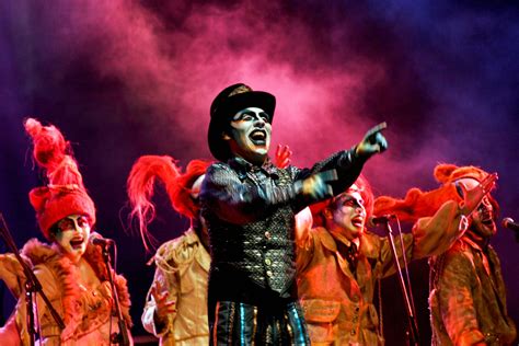 Ilustración de la murga Agarrate Catalina actuando en un escenario.