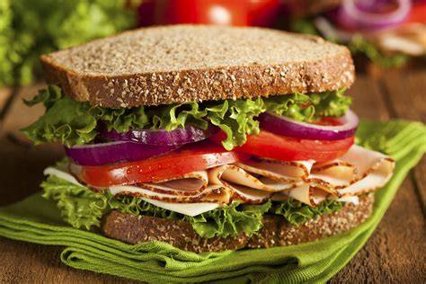 Imagen de un sándwich saludable con ingredientes proteicos y pan integral
