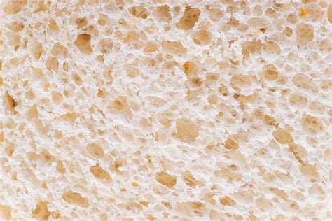 Comparativa visual de la textura de la miga de pan integral, pan blanco y pan de masa madre