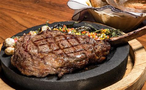 Plato de tomahawk asado en una parrillada chilena